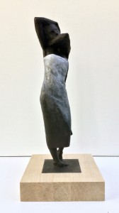 B.T. , Olga Prokop-Miśniakiewicz, rzeźba, żywica akrylowa z opiłkami miedzi, patynowana, malowana, drewno bukowe, wys. 40 cm, 2020
